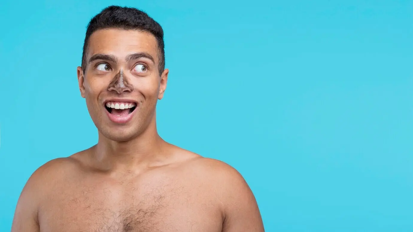 Вид спереди мужчины без рубашки с маской на носу.